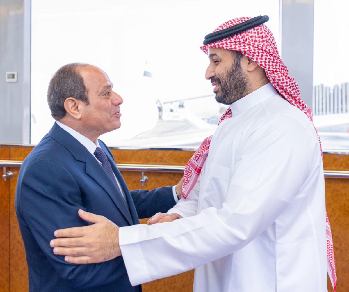 محمد بن سلمان مُرحباً بالسيسي في جدة (واس)