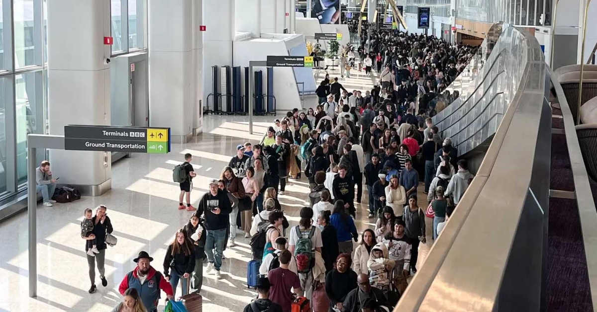 طوابير المسافرين في مطار لاغوارديا