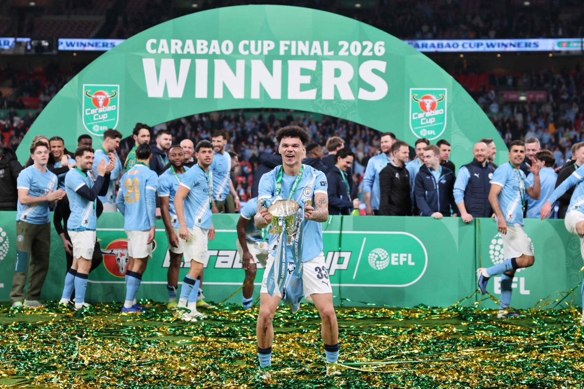 أوريلي حاملاً الكأس (أ ف ب) 