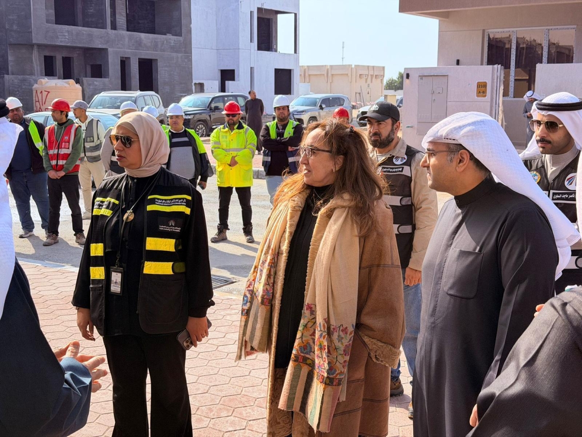 عبداللطيف المشاري وبيبي اليوسف يتفقدان المشروع في جولة سابقة