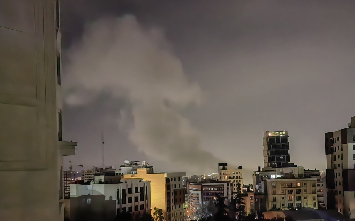 دخان غارات أميركية - إسرائيلية يغطي سماء طهران (شينخوا)