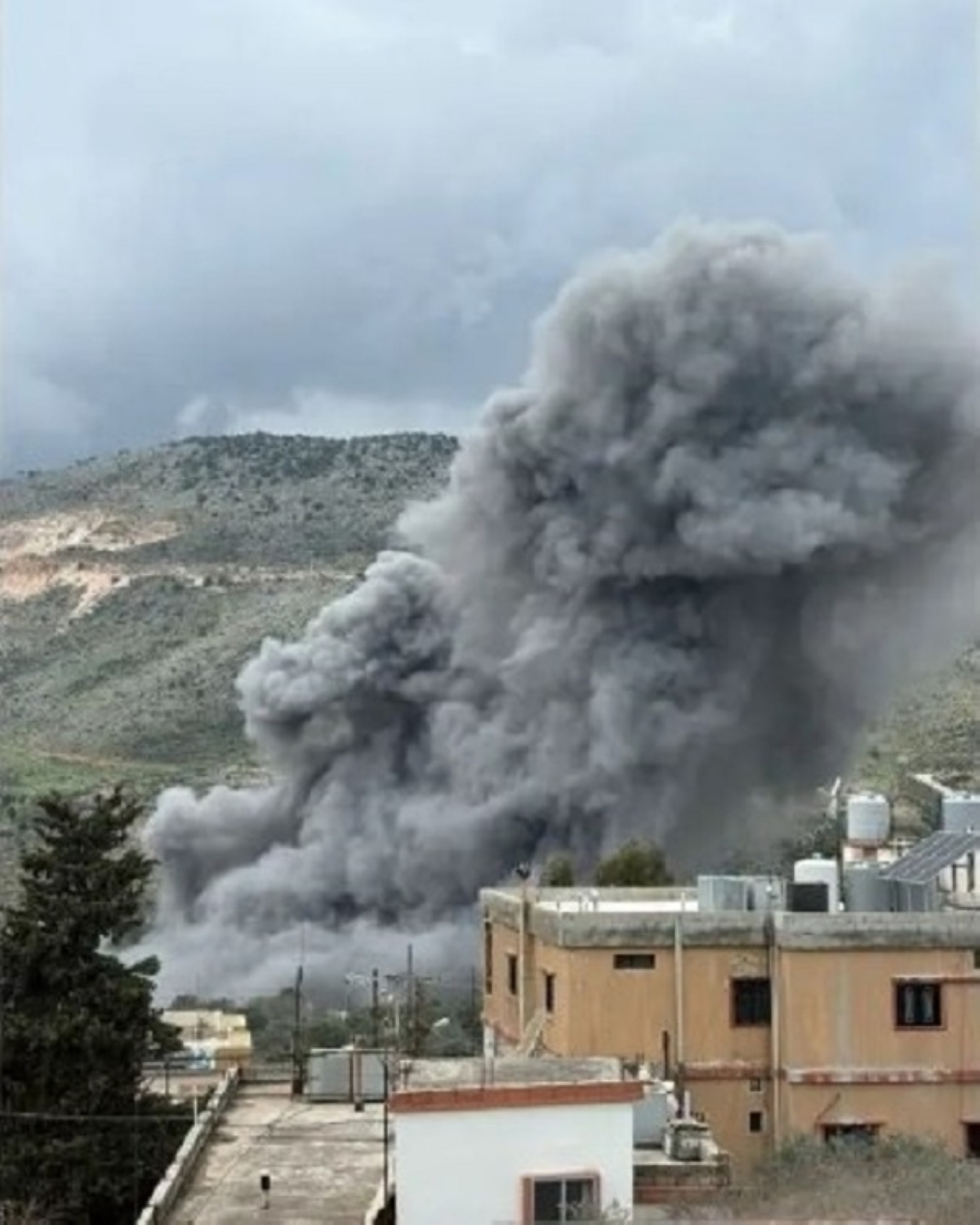 دخان غارة إسرائيلية على جسر الدلافة