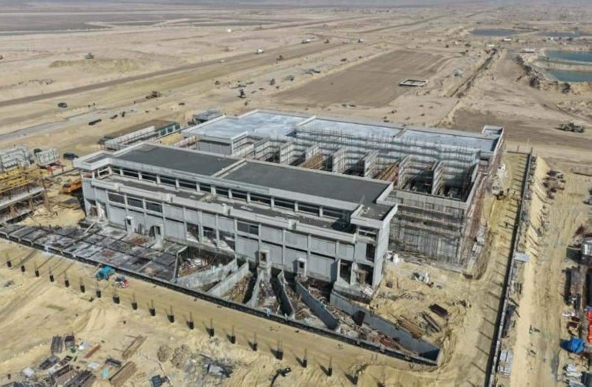 العمل يتواصل لتنفيذ المباني الخدمية في المشروع 