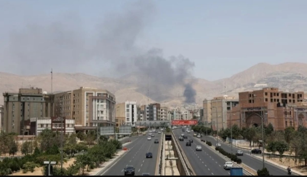 دخان غارات إسرائيلية على طهران