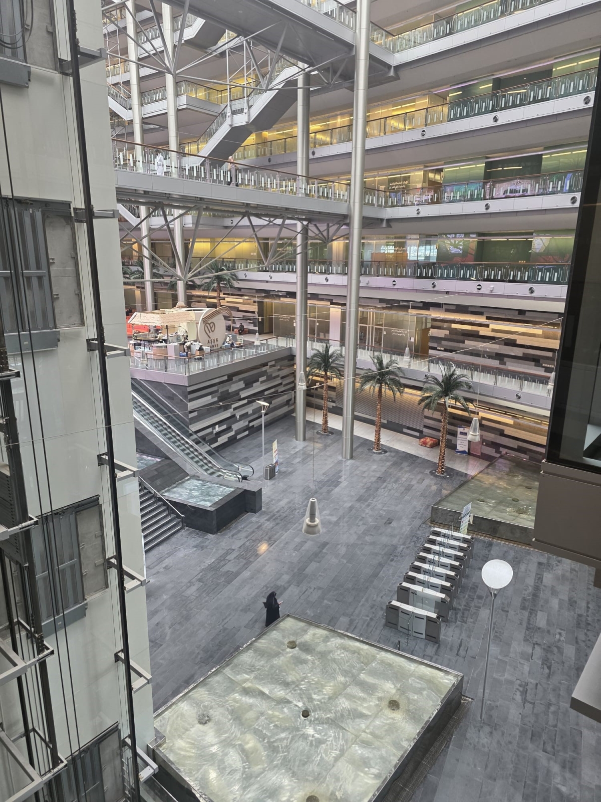 بهو مبنى وزارة التربية كما بدا الثلاثاء