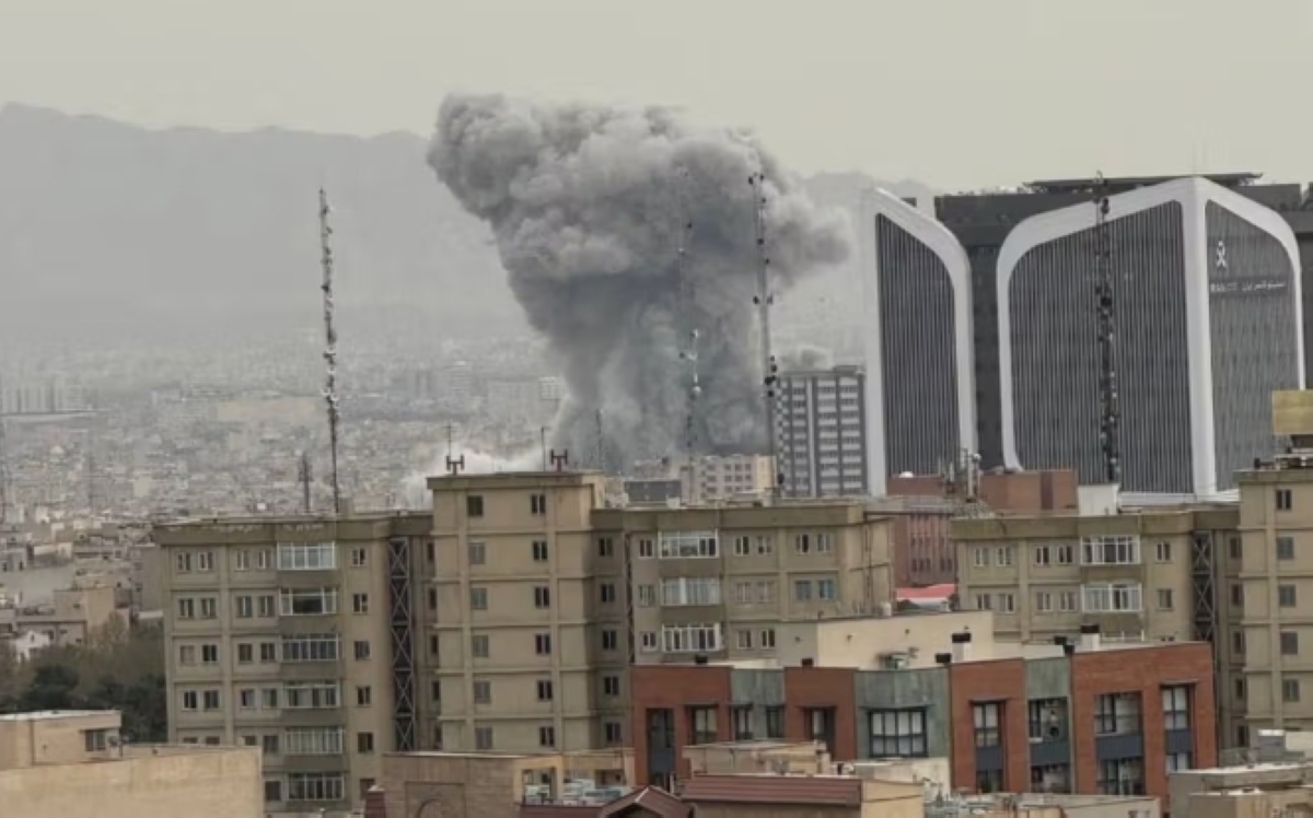 دخان غارات أميركية - إسرائيلية على طهران