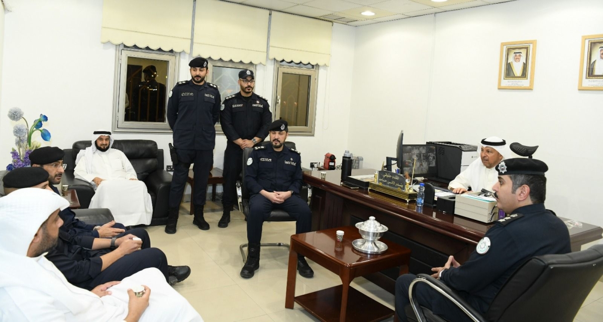 المحافظ موجهاً تعليماته لرجال الأمن