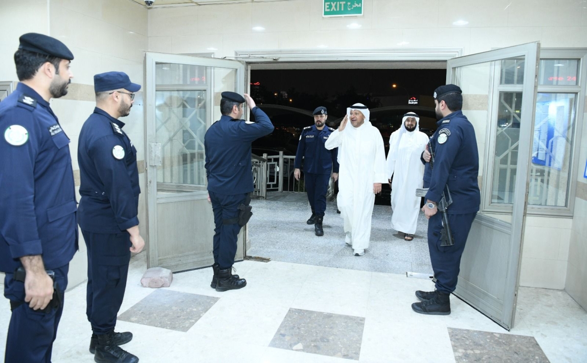 محافظ الفروانية خلال الجولة