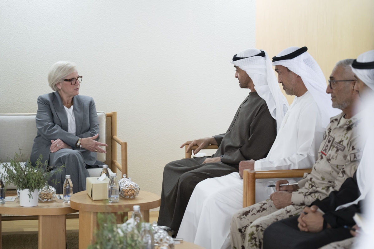 محمد بن زايد مستقبلاً كاثرين فوتران في أبوظبي (وام)