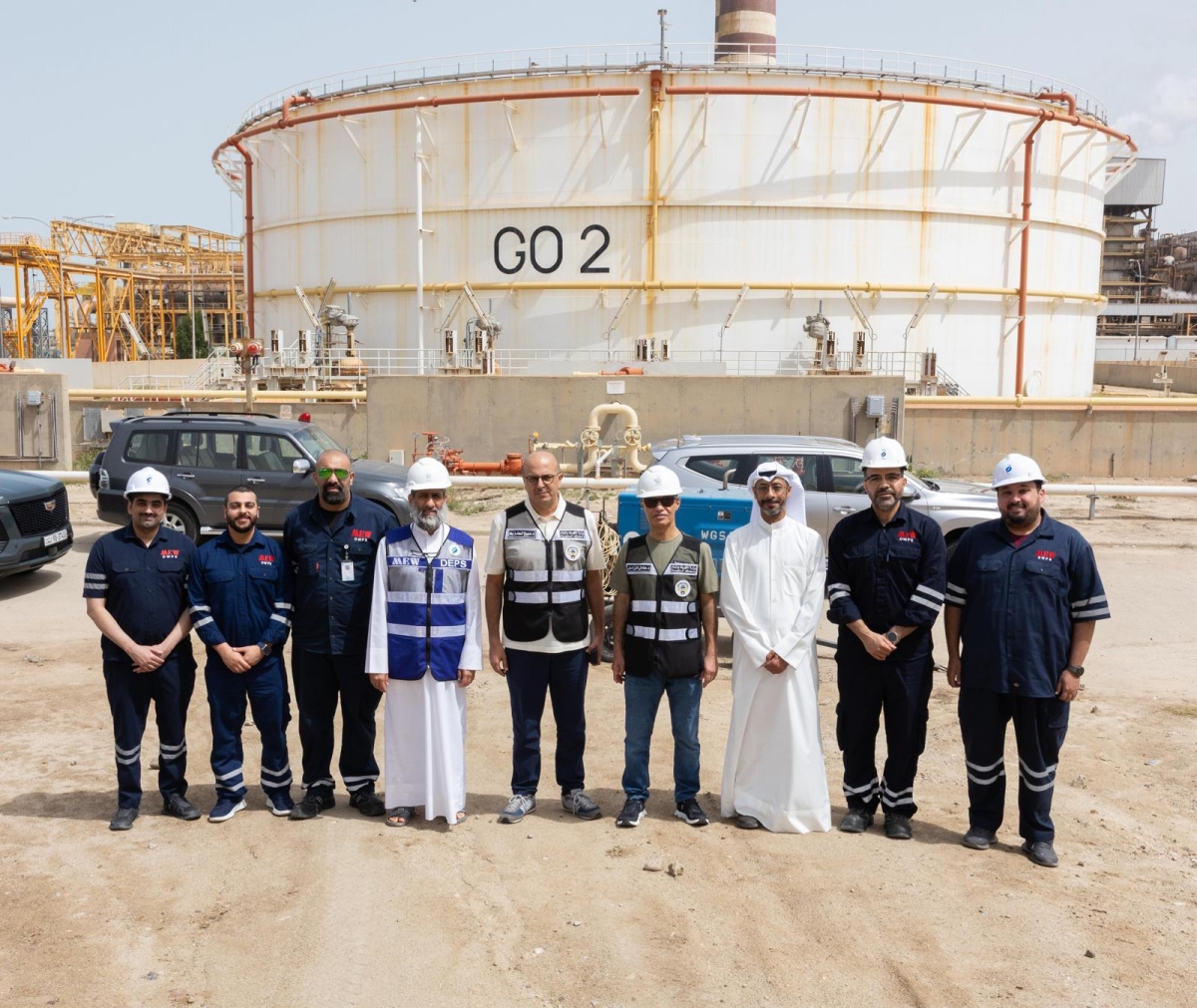 المخيزيم يتوسط مسؤولي الوزارة في محطة الدوحة