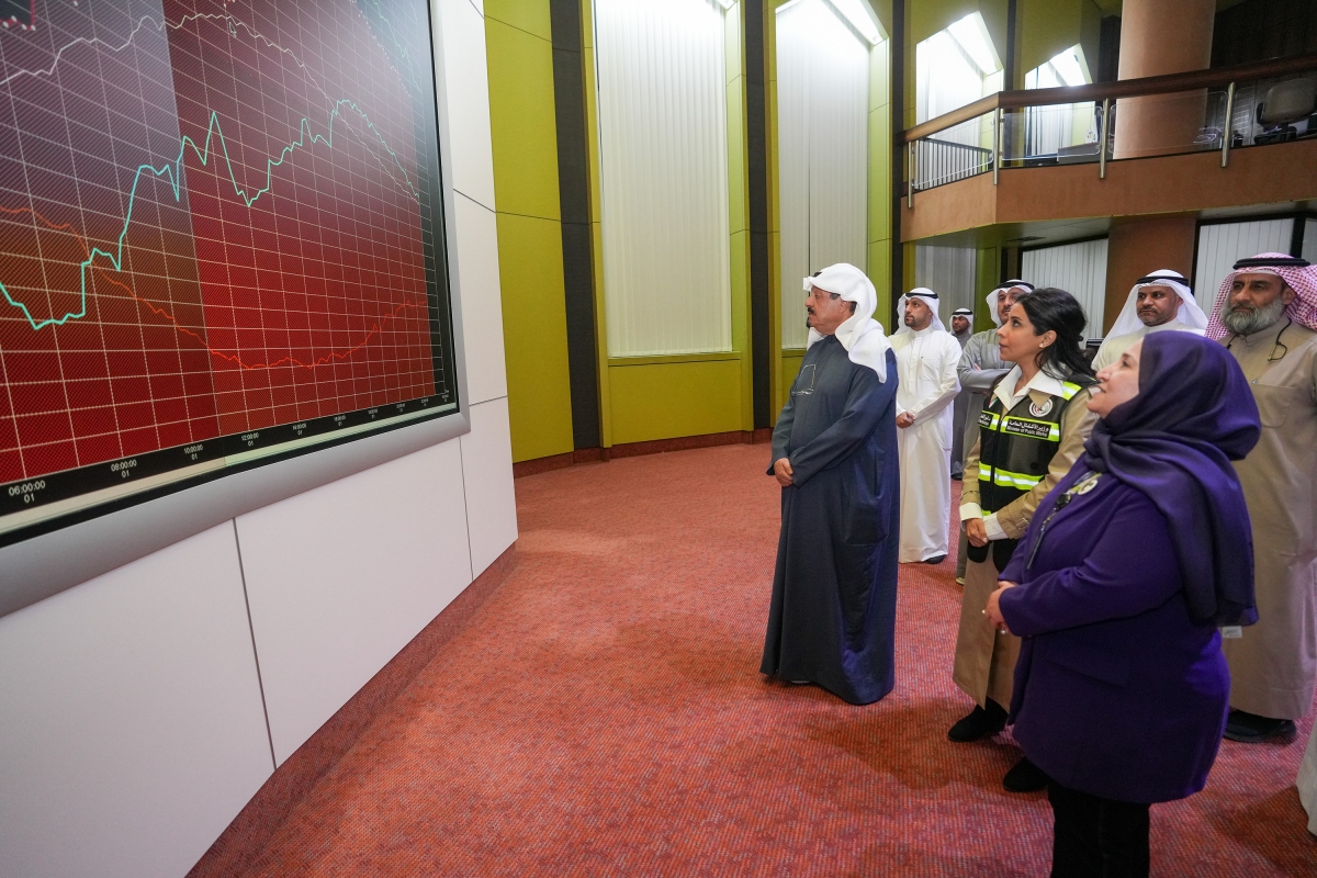 العبدالله لدى زيارته مركز التحكم