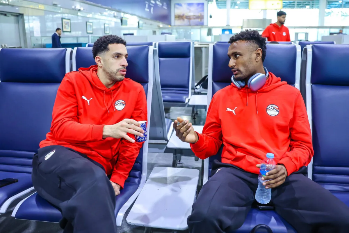 لاعبا منتخب مصر في المطار