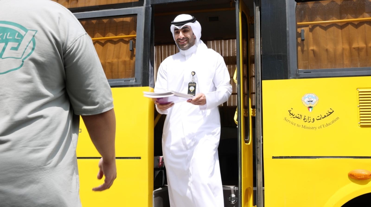 منفّذ خدمة يوصل الكتب إلى أحد الطلبة