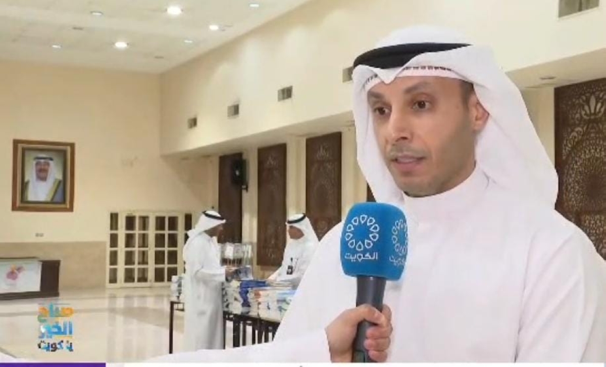 الحمد يصرّح لدى إشرافه على توزيع الكتب