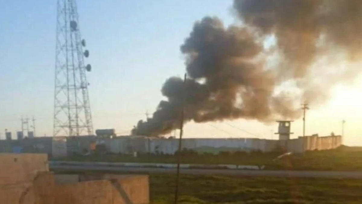 دخان قصف جوي استهدف مقر عمليات الحشد الشعبي في الأنبار