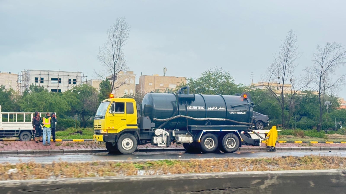 آلية لـ«الأشغال» تسحب المياه