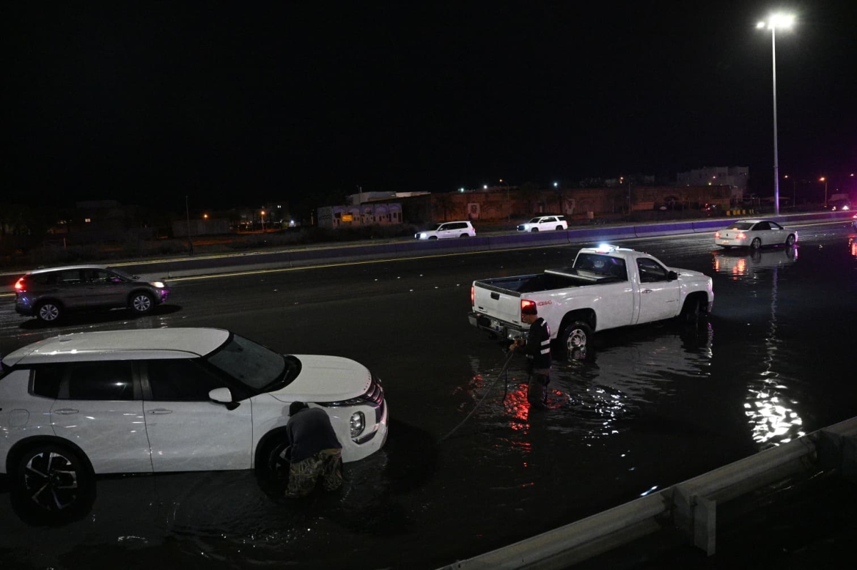 غزارة الأمطار أعاقت وعطّلت 	(تصوير نايف العقلة)