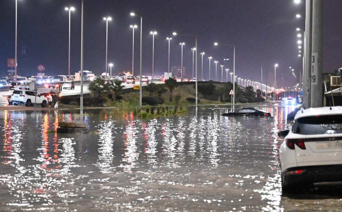 تجمّع للمياه وسيارة غارقة 	(تصوير أسعد عبدالله) 