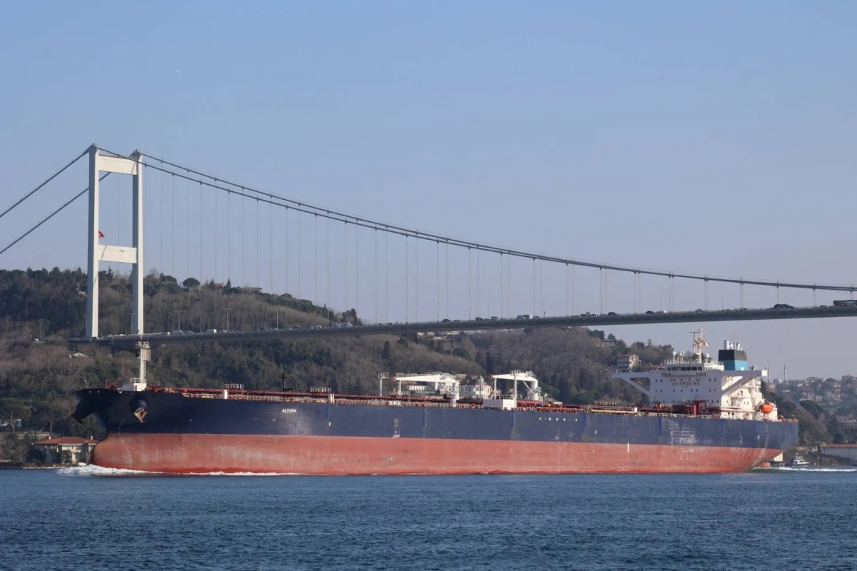 الناقلة «ألتورا» خلال عبورها مضيق البوسفور في 15 مارس الجاري (رويترز)