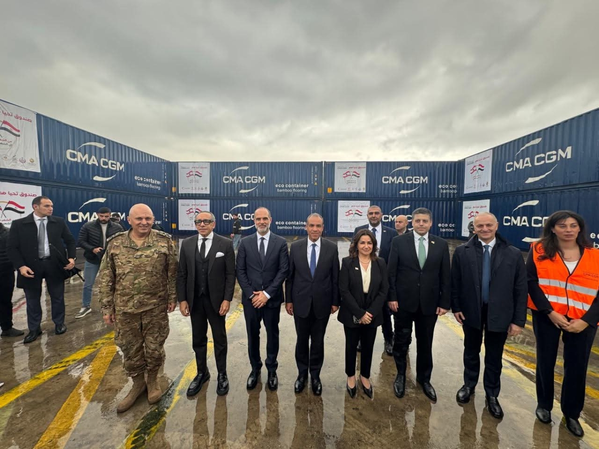 عبدالعاطي متوسطاً مسؤولين لبنانيين في مرفأ بيروت