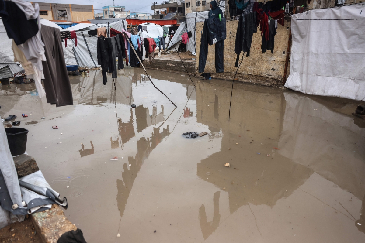 الأمطار أغرقت خيام النازحين في خان يونس (أ ف ب)