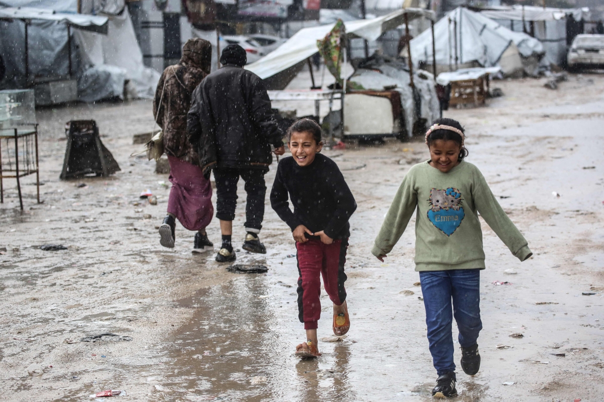 الأمطار أغرقت خيام النازحين في خان يونس (أ ف ب)