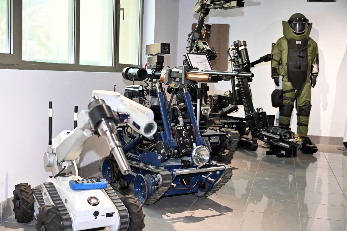 روبوتات واللباس الواقي لرجال المتفجرات