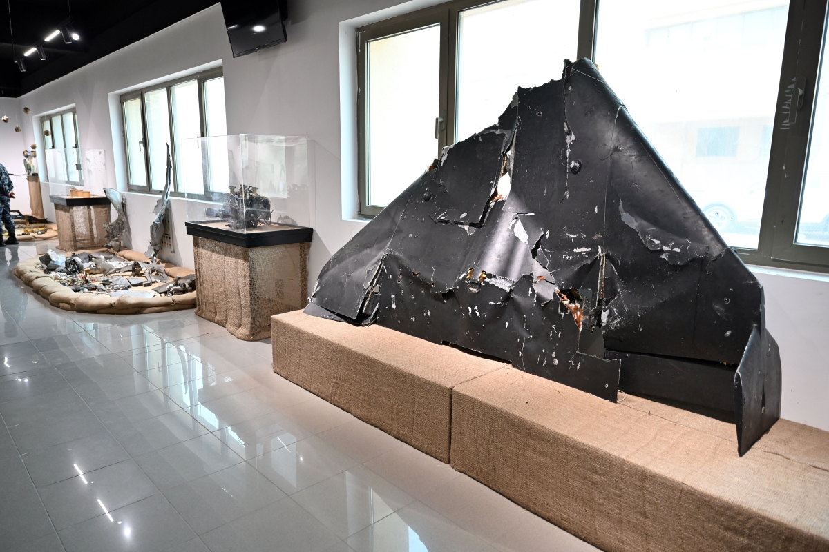 بقايا جسم طائرة مسيرة تم إسقاطها والتعامل معها (تصوير أسعد عبدالله)