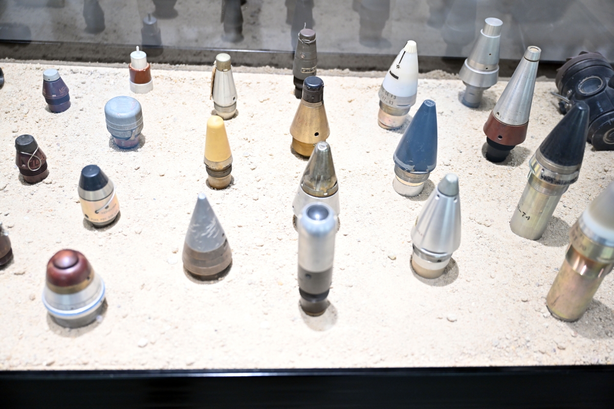 بعض الذخيرة التي عثر عليها من مخلفات الغزو