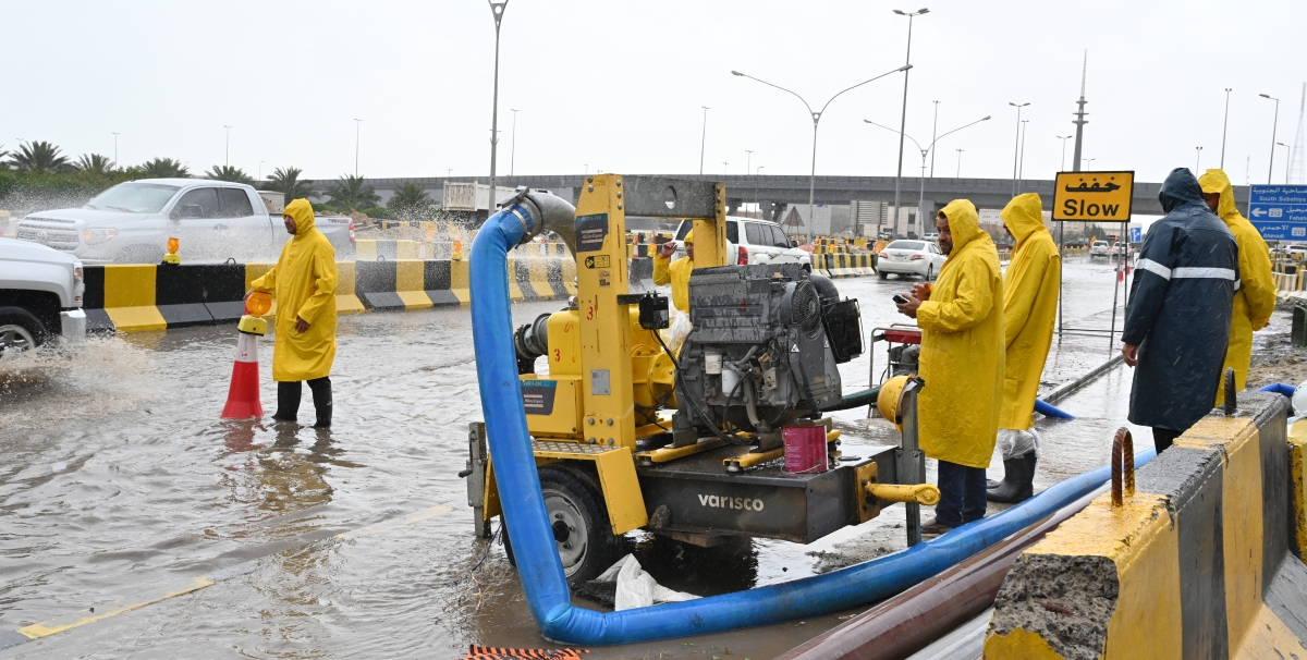 مضخة تسحب المياه من أحد المواقع (تصوير أسعد عبدالله)