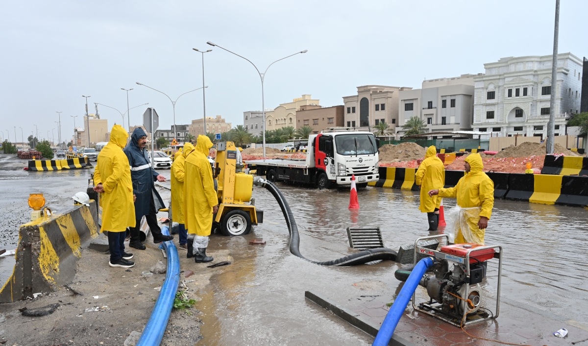 جهود حثيثة لسحب المياه