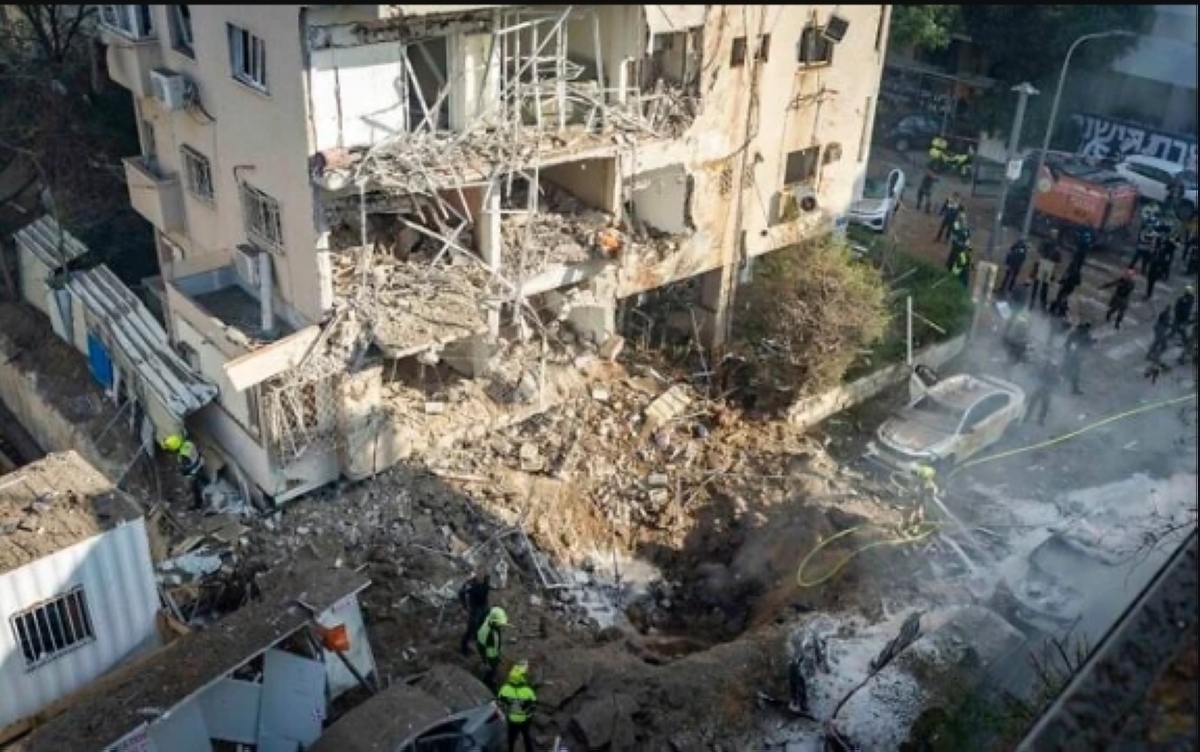 دمار جراء قصف صاروخي إيراني على تل أبيب