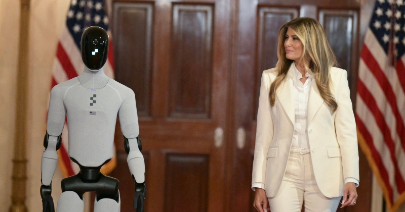روبوت السيدة الأولى