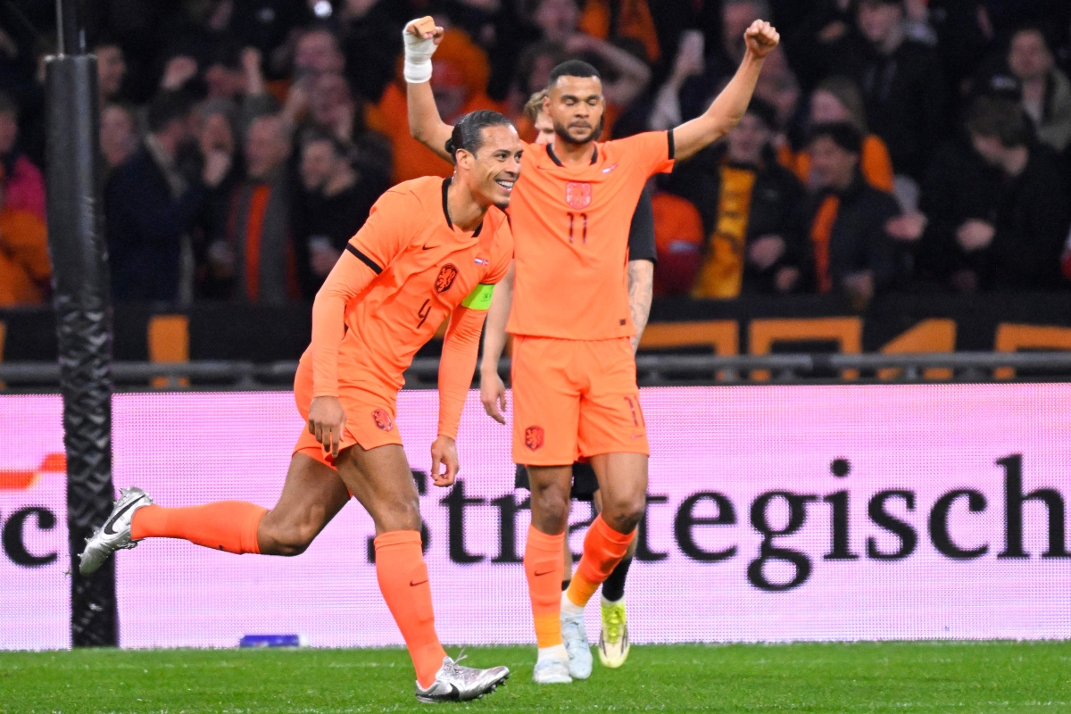 فيرجيل فان دايك محتفلاً بهدفه في مرمى النرويج (أ ف ب)