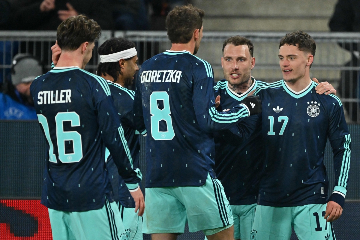 فلوريان فيرتز محتفلاً بهدفه الأول مع زملائه (أ ف ب)