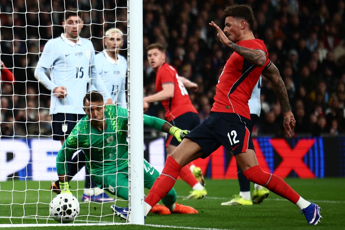 بن وايت مسجلاً هدفه في مرمى الأوروغواي (أ ف ب)