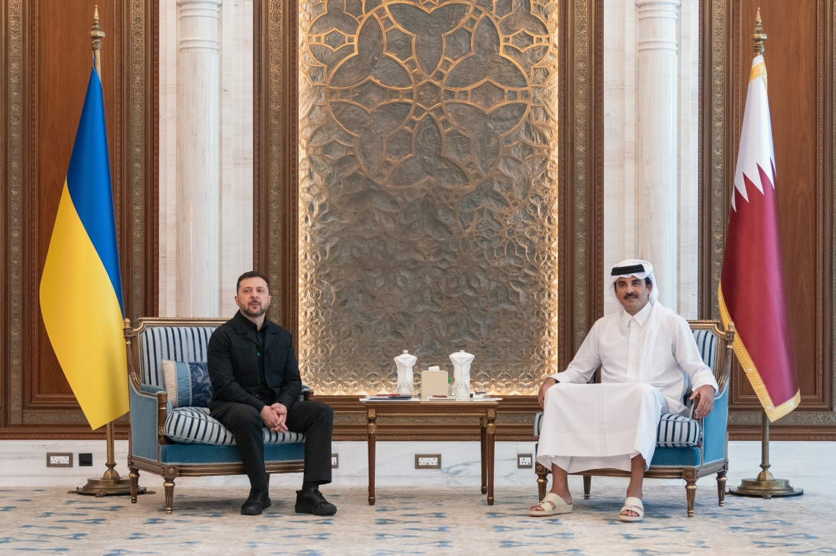 تميم بن حمد مستقبلاً زيلينسكي في الدوحة