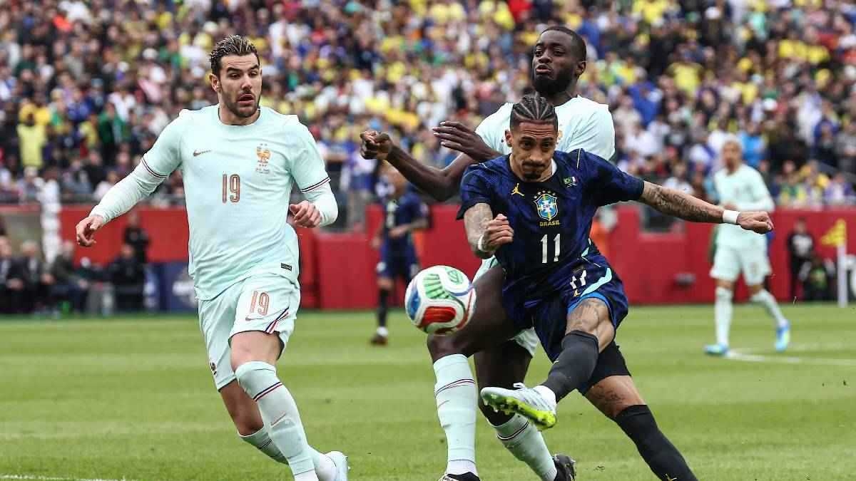 رافينيا خلال المباراة ضد فرنسا