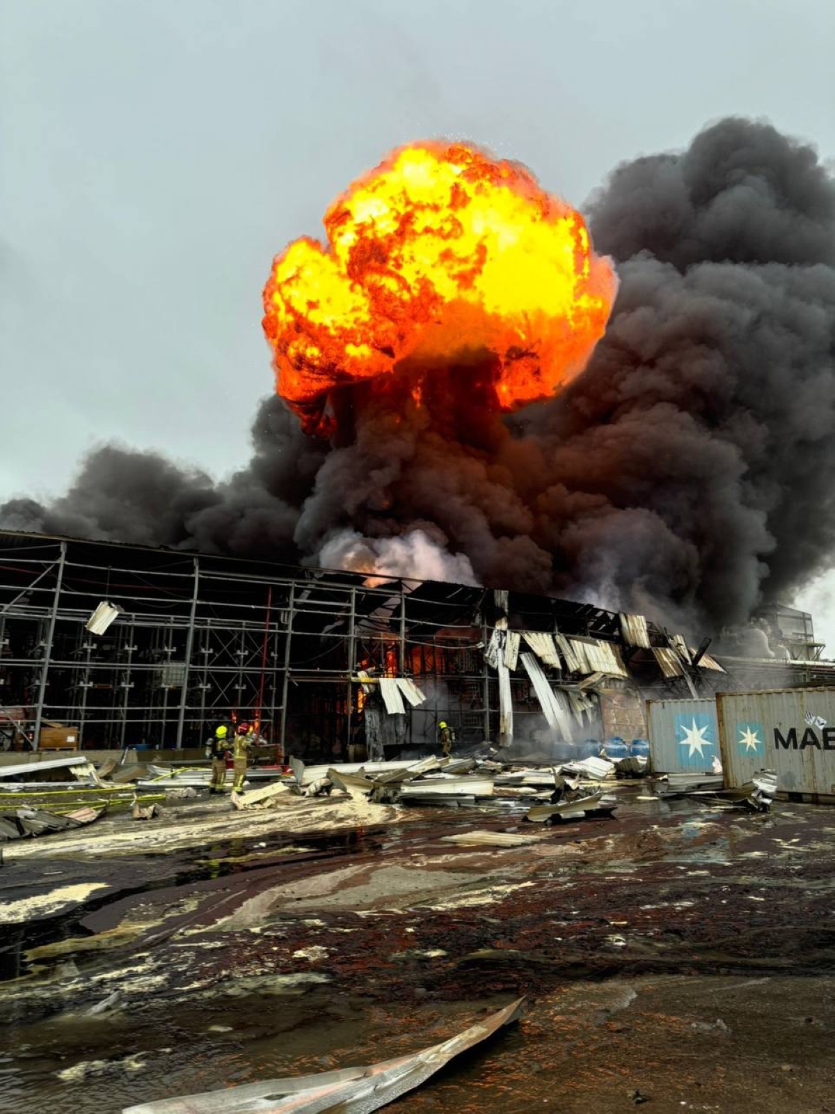 كتلة نار متصاعدة من مصنع كيماويات إسرائيلي استهدفه صاروخ إيراني في النقب