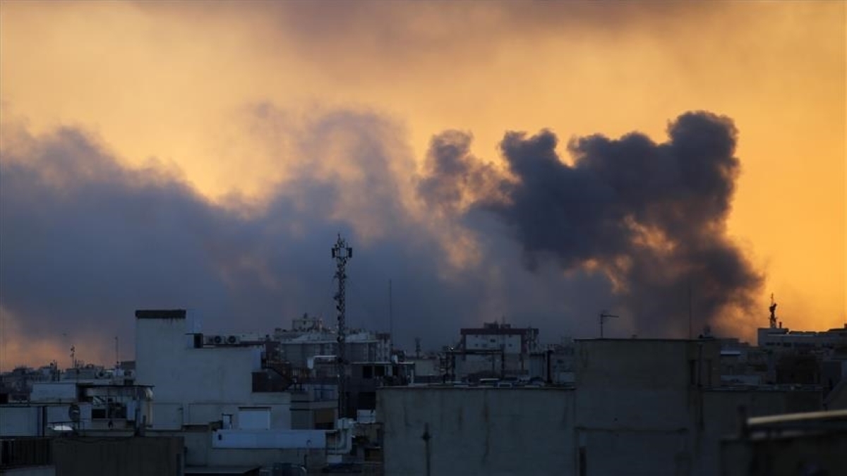  دخان يتصاعد في سماء طهران بعد غارات أميركية - إسرائيلية