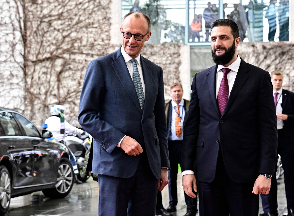 ميرتس مستقبلاً الشرع في برلين (أ ف ب) 