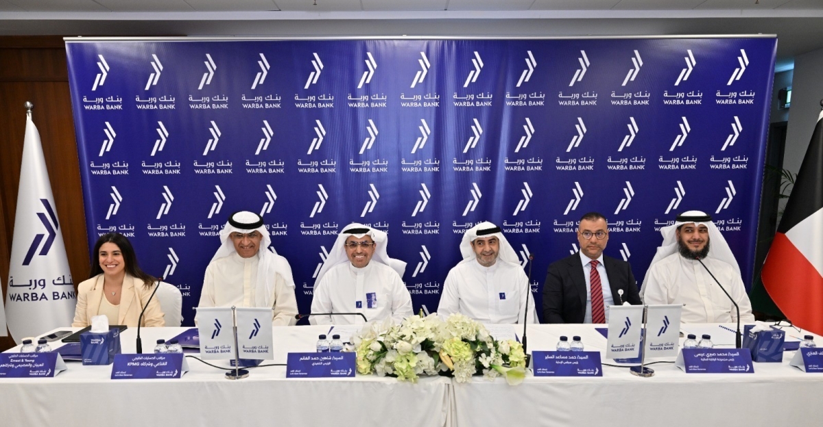 الساير والغانم يتوسطان الدكتور عصام العنزي والدكتور رشيد القناعي وشيخة الفليج ومحمد صبري خلال العمومية 