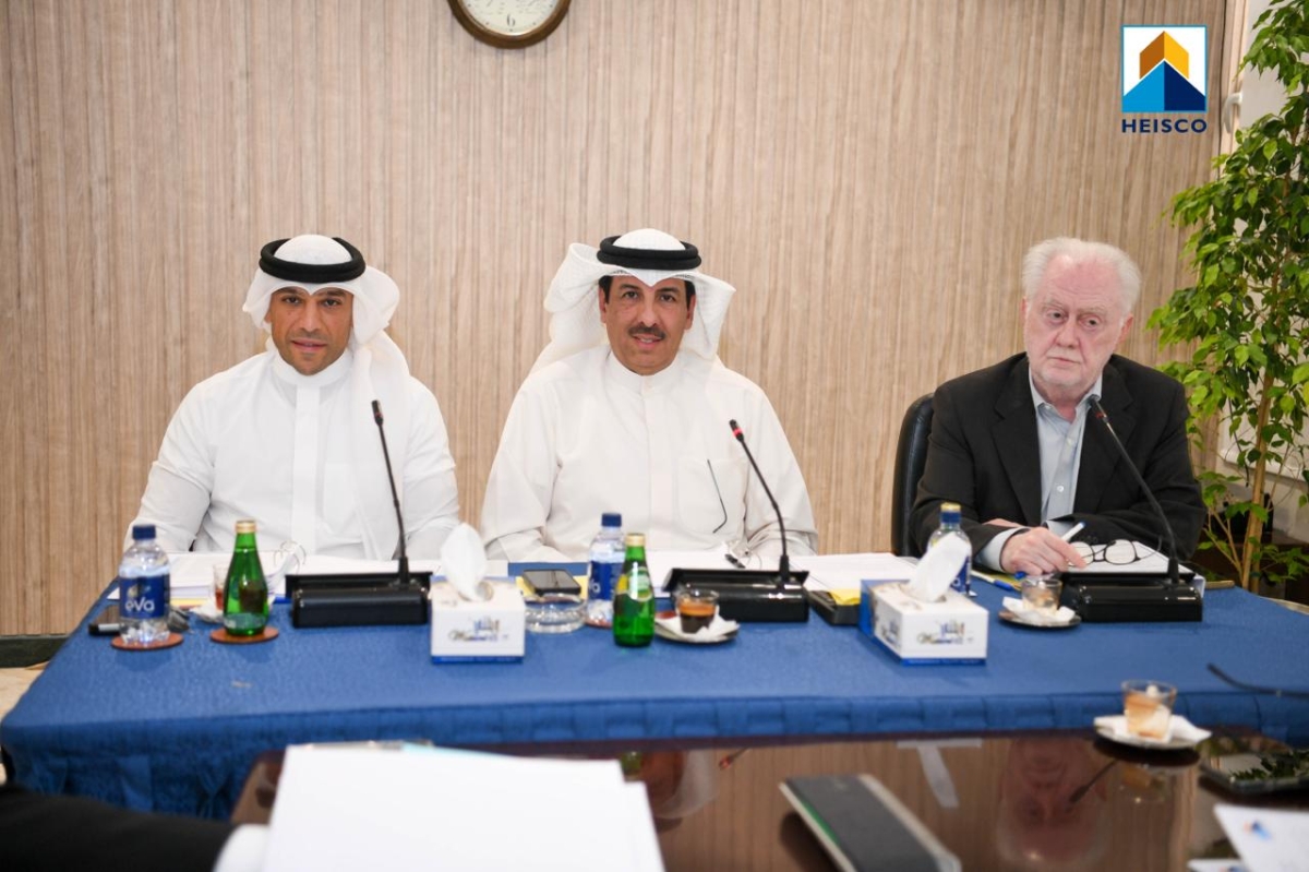 مرزوق الخرافي متوسطاً الحضور في الجمعية العمومية