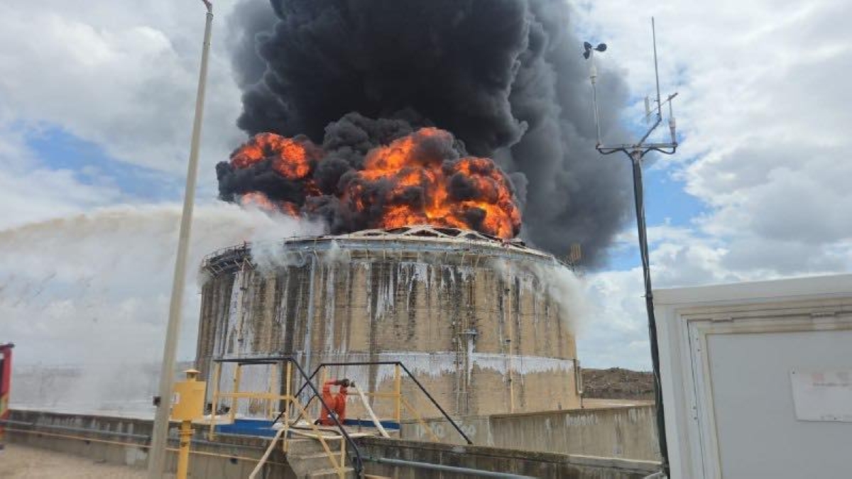 النيران تشتعل بخزان نفط في مصفاة حيفا