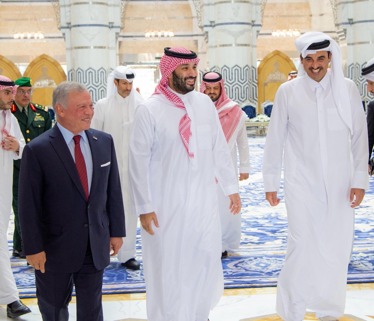 محمد بن سلمان متوسطاً تميم بن حمد وعبدالله الثاني في جدة