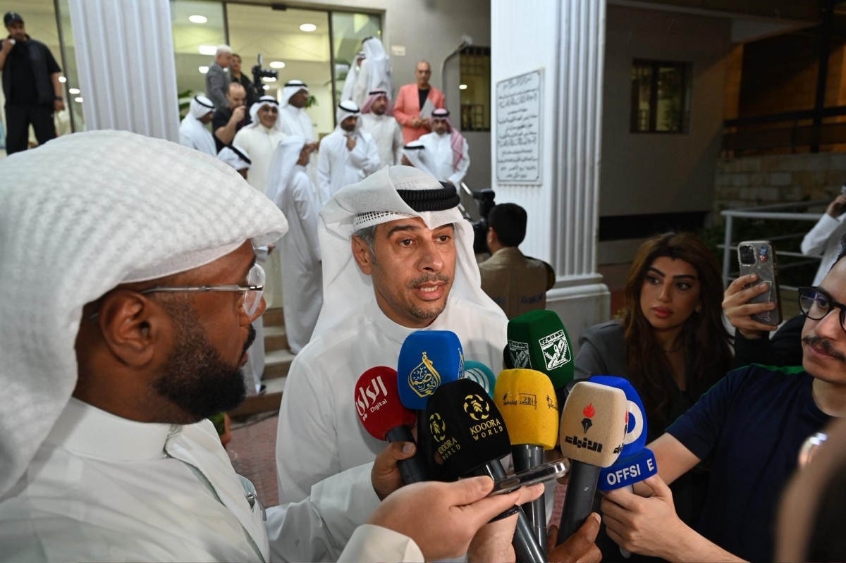 الجلاهمة متحدثا للإعلاميين (تصوير أسعد عبدالله)