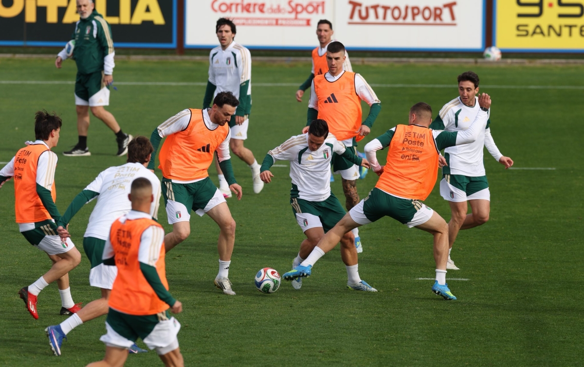 لاعبو المنتخب الإيطالي خلال التدريب