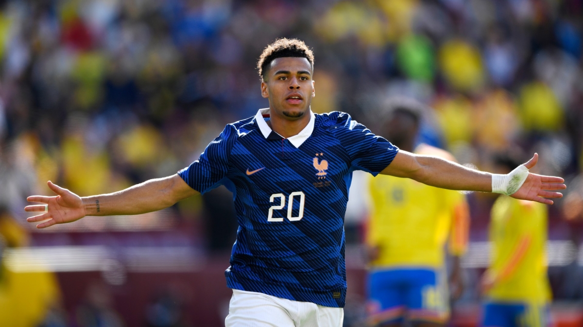 ديزيريه دويه محتفلاً بهدفه في مرمى كولومبيا