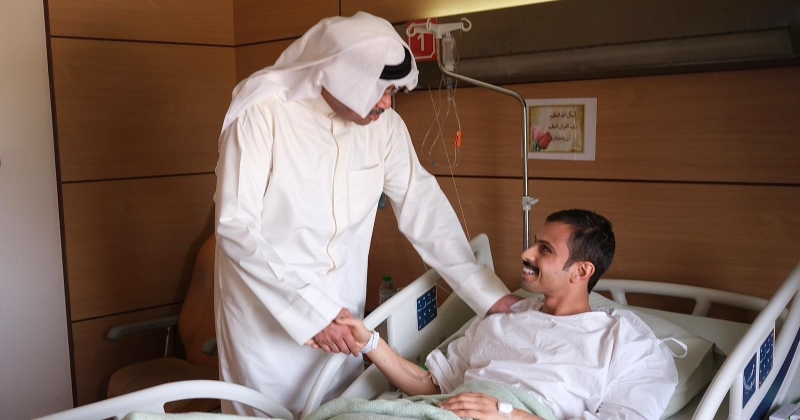 وزير الدفاع يطمئن على صحة عدد من المصابين من منتسبي القوات المسلحة