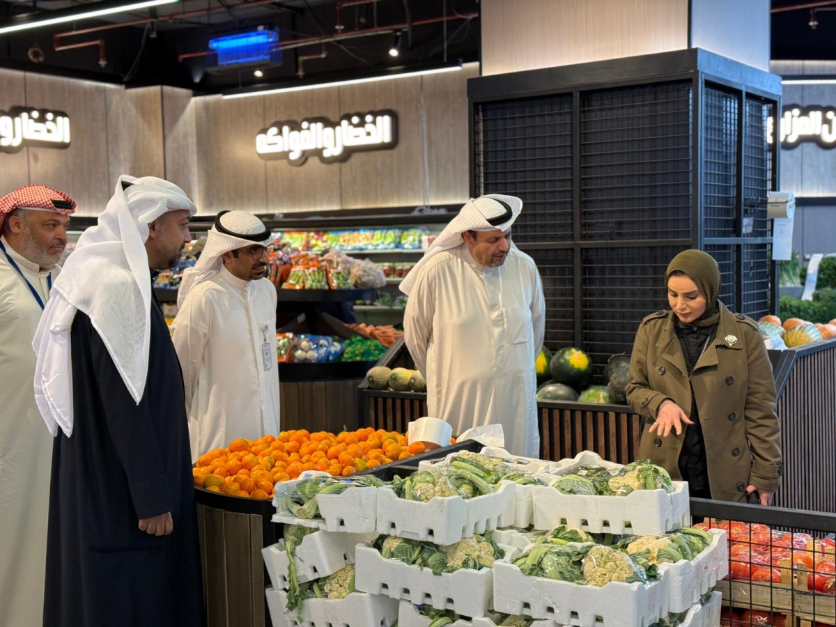 من إحدى جولات وزيرة الشؤون على الجمعيات التعاونية